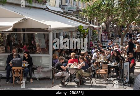 Candia, Creta, Grecia, UE. 2023. I clienti e i visitatori del centro di Heraklion possono pranzare nei ristoranti e caffè all'aperto. centro città, Foto Stock