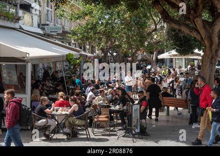 Candia, Creta, Grecia, UE. 2023. I clienti e i visitatori del centro di Heraklion possono pranzare nei ristoranti e caffè all'aperto. centro città, Foto Stock