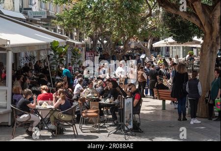 Candia, Creta, Grecia, UE. 2023. I clienti e i visitatori del centro di Heraklion possono pranzare nei ristoranti e caffè all'aperto. centro città, Foto Stock