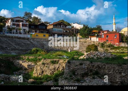 Durres, Albania - 15 2022 novembre: Antico anfiteatro romano a Durres, Albania Foto Stock