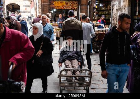 Damasco, Siria - Maggio, 2023: Popolo siriano, vita quotidiana nel Suq al Hamidiyah a Damasco, Siria Foto Stock