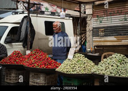 Damasco, Siria - Maggio, 2023: Vecchio che vende frutta sul mercato di strada a Damasco, Siria Foto Stock