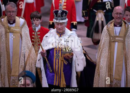 Il Re e la Regina Consort partono dall'Abbazia di Westminster. Carlo e Camilla lasciano l'Abbazia attraverso la Grande porta Ovest Foto Stock