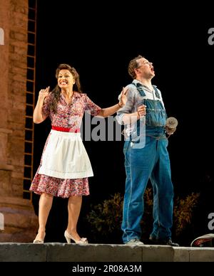 Danielle de Niese (Adina), Stephen Costello (Nemorino) a l'ELISIR D'AMORE al Glyndebourne Festival Opera, East Sussex, Inghilterra 09/06/2011 musica: Gaetano Donizetti libretto: Felice Romani Direttore: Enrique Mazzola design: Lez Brotherston illuminazione: Giuseppe di Iorio regista: Annabel Arden Foto Stock