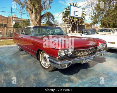 Vecchio rosso di lusso 1960 Cadillac coupe Deville in un parco. Giorno di sole. Spettacolo di auto classica AAA 2022. Foto Stock