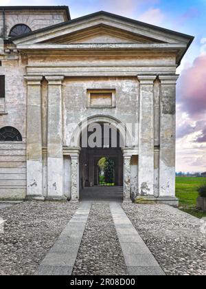 Corte Spinosa (16th ° secolo) a Porto Mantovano vicino Mantova (Lombardia, Italia). Ingresso classico al portico della villa e al sentiero acciottolato. Foto Stock