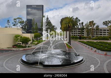 COSTA MESA, CALIFORNIA - 5 MAGGIO 2023: Vista da Segerstrom Hall guardando su Town Center Drive verso South Coast Plaza. Foto Stock