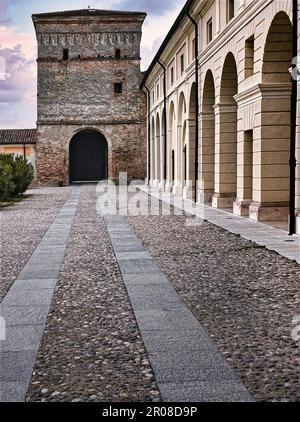 Corte Spinosa (16th ° secolo) a Porto Mantovano vicino Mantova (Lombardia, Italia). Ingresso dalla torre di avvistamento e dal sentiero acciottolato. Foto Stock