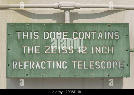 Osservatorio Griffith a Los Angeles, California, USA. Cannocchiale a rifrazione Zeiss da 12 pollici all'interno della cupola dell'osservatorio. Foto Stock