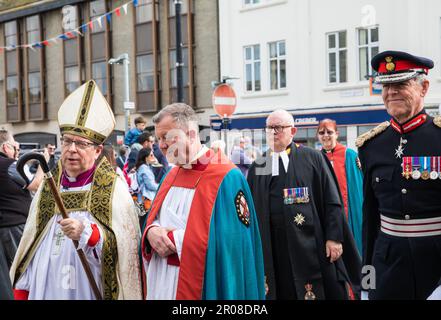 Truro, Cornovaglia, 7th maggio 2023, Una parata di incoronazione ha avuto luogo a Truro questo pomeriggio.There era intrattenimento di strada da Will Keating e John Dowling in primo luogo. La parata guidata dai Kernow Pipes and Drums, comprendeva il Signore tenente della Cornovaglia col Edward Bolitho, il Rt Rev Philip Mounstephen, Vescovo di Truro, Decano provvisorio Simon Robinson, e sindaco di Truro Cllr Steven Webb, Che si trovavano davanti alla processione e ai rami della Royal British Legion Cornwall e Truro. La parata terminò fuori dalla Cattedrale di Truro, che fu poi seguita da un servizio civico all'interno della Cattedrale. Credit: Keith Foto Stock