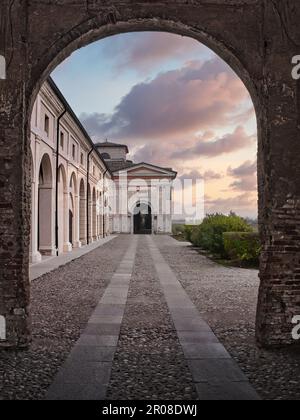 Corte Spinosa (16th ° secolo) a Porto Mantovano vicino Mantova (Lombardia, Italia). Vista del tramonto dalla torre di avvistamento e dal sentiero acciottolato. Foto Stock