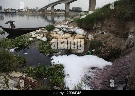 Inquinamento fluviale 05-05-2023 dhaka bangladesh shitalakshya fiume è costantemente inquinato da rifiuti tossici provenienti da INDUSTRIES.Nazmul Islam / Alamy Stock live news Foto Stock