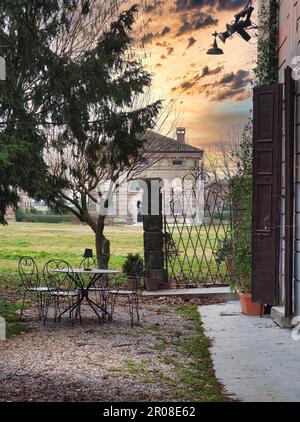 Corte Spinosa (16th ° secolo) a Porto Mantovano vicino Mantova (Lombardia, Italia). Romantico scorcio del retro della villa al tramonto. Foto Stock