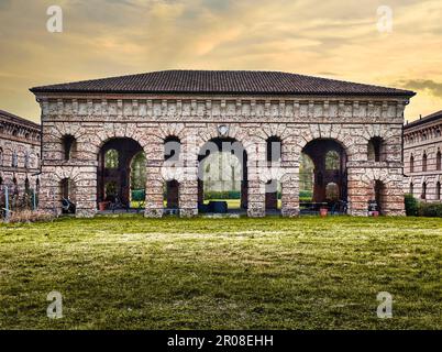 Corte Spinosa (16th ° secolo) a Porto Mantovano vicino Mantova (Lombardia, Italia) al tramonto. Uno degli antichi edifici utilizzati per immagazzinare colture o attrezzi. Foto Stock