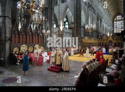 Signore Presidente del Consiglio, Penny Mordaunt, che presenta la spada di Stato al re Carlo III, Che è seduto nella sedia di St Edward, conosciuta anche come la sedia di incoronazione, che indossa la corona di St Edward e che tiene lo sceptre del Sovrano con la colomba (nella sua mano sinistra) e lo sceptre del Sovrano con la Croce (nella sua mano destra) durante la sua cerimonia di incoronazione a Westminster Abbey, Londra. Data immagine: Sabato 6 maggio 2023. Foto Stock