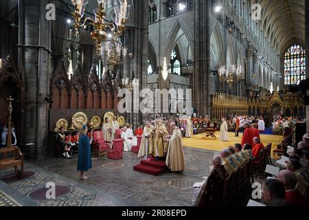 Signore Presidente del Consiglio, Penny Mordaunt, che presenta la spada di Stato al re Carlo III, Che è seduto nella sedia di St Edward, conosciuta anche come la sedia di incoronazione, che indossa la corona di St Edward e che tiene lo sceptre del Sovrano con la colomba (nella sua mano sinistra) e lo sceptre del Sovrano con la Croce (nella sua mano destra) durante la sua cerimonia di incoronazione a Westminster Abbey, Londra. Data immagine: Sabato 6 maggio 2023. Foto Stock