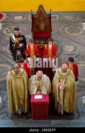 Re Carlo III (in primo piano) con Pages of Honour - Principe George (in alto a sinistra), Nicholas Barclay (in alto a destra), Lord Oliver Cholmondley (in centro a sinistra) e Nicholas Barclay (in centro a destra) - durante la sua cerimonia di incoronazione nell'Abbazia di Westminster, Londra. Data immagine: Sabato 6 maggio 2023. Foto Stock