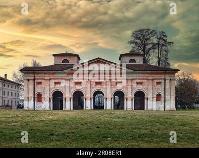 Corte Spinosa (16th ° secolo) a Porto Mantovano vicino Mantova (Lombardia, Italia). La classica facciata della casa padronale al tramonto. Foto Stock