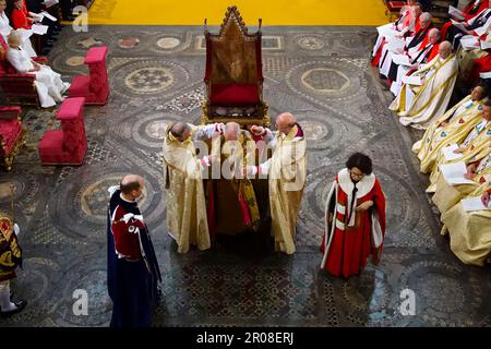 Re Carlo III (al centro) e il Principe di Galles (in basso a sinistra) durante la cerimonia di incoronazione nell'Abbazia di Westminster, Londra. Data immagine: Sabato 6 maggio 2023. Foto Stock