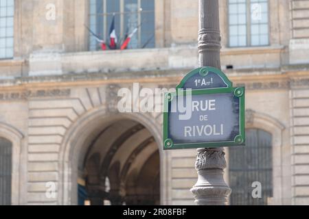 Classico cartello stradale da Rue de Rivoli nelle strade da Parigi con il Louvre sullo sfondo. Foto Stock