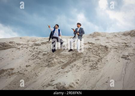 I talebani stanno pianificando attacchi terroristici con armi. Soldato maschio arabo in un headdress fatto del keffiyeh nazionale con le armi nelle sue mani. Foto Stock