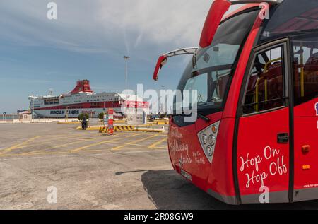 Porto di Heraklion, Creta, Grecia, UE. 2023. Tour in autobus rosso della città al porto di Heraklion con traghetto roro lungo la banchina. Foto Stock