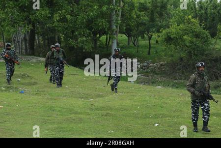 Baramulla Kashmir, India. 06th maggio, 2023. Soldati indiani Patrol vicino al sito di combattimento a fuoco nella zona Karhama Kunzer del distretto di Baramulla. 1 Lashkar-e-Taiba (LET) militante è stato ucciso in un'operazione congiunta lanciata dalla polizia, ha detto i funzionari dell'esercito CRPF. Il 06 maggio 2023 a Baramulla Kashmir, India. (Credit Image: © Firdous Nazir/eyepix via ZUMA Press Wire) SOLO PER USO EDITORIALE! Non per USO commerciale! Foto Stock