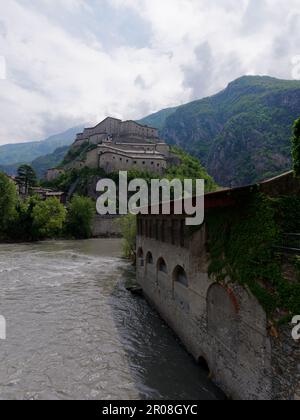 Forte di Bard (forte di Bard) e il fiume Dora Baltea in Valle d'Aosta, NW Italia Foto Stock