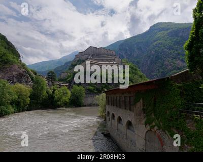 Forte di Bard (forte di Bard) e il fiume Dora Baltea in Valle d'Aosta, NW Italia Foto Stock