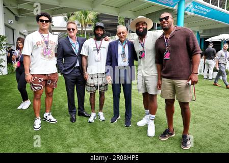 Miami, Stati Uniti. 07th maggio, 2023. Stephen Ross (USA) Società correlate Presidente, Miami Dolphins e Hard Rock Stadium Proprietario con Miami Dolphins giocatori. Campionato del mondo di Formula 1, Rd 5, Gran Premio di Miami, domenica 7th maggio 2023. Autodromo internazionale di Miami, Miami, Florida, USA. Credit: James Moy/Alamy Live News Foto Stock