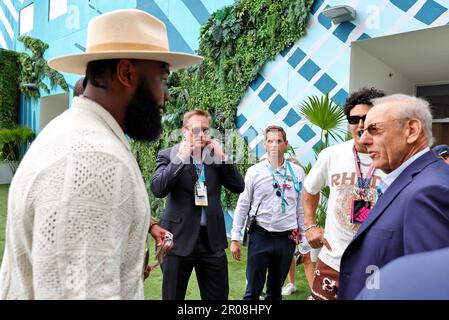 Miami, Stati Uniti. 07th maggio, 2023. Stephen Ross (USA) Società correlate Presidente, Miami Dolphins e Hard Rock Stadium Proprietario con Miami Dolphins giocatori. Campionato del mondo di Formula 1, Rd 5, Gran Premio di Miami, domenica 7th maggio 2023. Autodromo internazionale di Miami, Miami, Florida, USA. Credit: James Moy/Alamy Live News Foto Stock