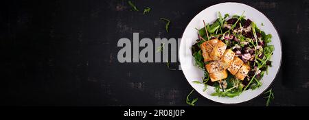 Spiedini di tofu al forno in salsa e insalata di barbabietole, rucola con salsa di yogurt vegetale. Concetto di cibo vegano sano. Cibo sano. Vista dall'alto, banner Foto Stock