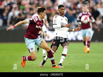 Nayef Aguerd (a sinistra) del West Ham United e Marcus Rashford del Manchester United combattono per la palla durante la partita della Premier League al London Stadium. Data immagine: Domenica 7 maggio 2023. Foto Stock