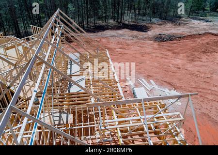Costruzione di case con struttura a trave su nuova costruzione Foto Stock