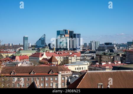 I grattacieli del distretto di Maakri contro il cielo blu chiaro hanno visto sopra i tetti di Vanalinn in una giornata di sole a Tallinn, Estonia Foto Stock