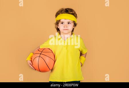 Carino bambino con palla da basket. Attrezzatura sportiva. Giocatore di  basket. Piccolo basketballer in abbigliamento sportivo con palla da basket.  Bambino in sport Foto stock - Alamy