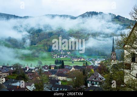 Nuvole sulla valle e il villaggio di Schönau im Schwarzwald nella zona della Foresta Nera, Germania in serata Foto Stock