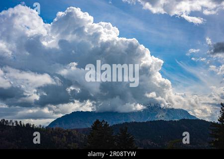 La nuvola di tempesta si sta formando su una montagna in Svizzera Foto Stock