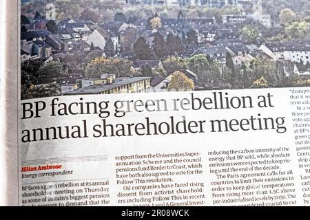 «BP si trova di fronte a una ribellione verde all'assemblea annuale degli azionisti/ Guardian Newspaper headline Carbon Emissions article 25 aprile 2023 Londra UK Foto Stock