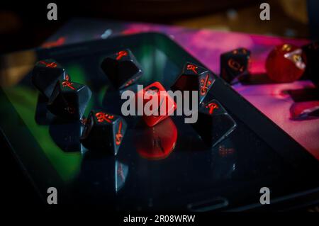 AMSTERDAM, PAESI BASSI - 7th MAGGIO 2023: Una collezione di dadi neri con dadi rossi utilizzati per il gioco rpg da tavolo Vampire la Masquerade Foto Stock
