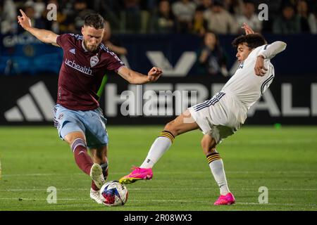 Riqui Puig, centrocampista di Los Angeles Galaxy (6) e Keegan Rosenberry, difensore di Colorado Rapids (2), combattono per il possesso durante una partita MLS, sabato, ma Foto Stock