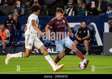 Colorado Rapids Forward Diego Rubio (11) è difeso dal difensore di Los Angeles Galaxy Jalen Neal (24) durante una partita di MLS, sabato 6 maggio 2023, al Foto Stock