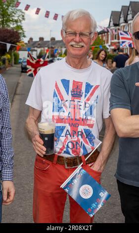 Stockton Heath, Warrington, Cheshire, Regno Unito. 7th maggio, 2023. REGNO UNITO. Gli uomini si riuniscono con le loro bevande per chiacchierare mentre le strade di tutto il paese sono chiuse per celebrare l'incoronazione di re Carlo III con feste di strada. Credit: John Hopkins/Alamy Live News Foto Stock