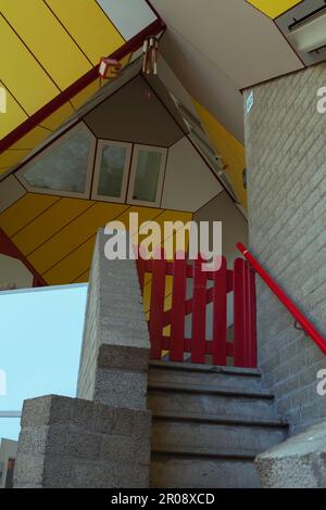 Rotterdam, NL, le case cubo di Piet Blom, o Kubuswoningen, dettaglio della scalinata rossa e del corrimano rosso. Foto Stock