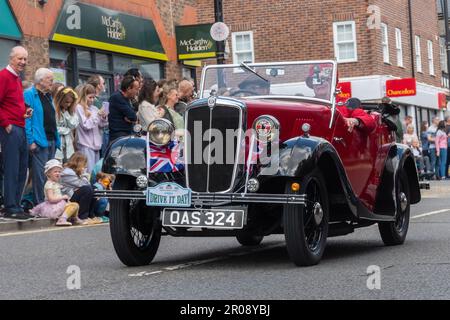 7th maggio 2023. Fleet, Hampshire, Inghilterra, Regno Unito. Il lungo fine settimana di festa per l'incoronazione di re Carlo III e della regina Camilla ha continuato con una processione di auto classiche e supercar lungo Fleet Road. A questo seguì una Coronation Parade che coinvolse bande marcianti e organizzazioni comunitarie. E 'stato un pomeriggio di sole per l'evento popolare, che ha attirato un sacco di persone a guardare e celebrare l'occasione reale. Foto Stock