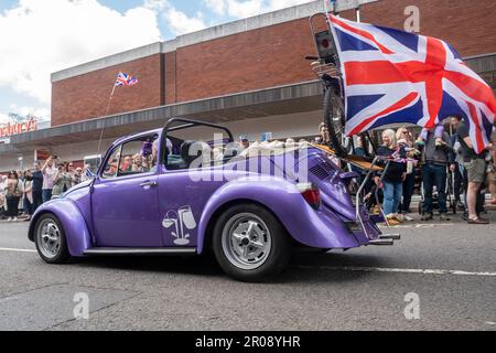 7th maggio 2023. Fleet, Hampshire, Inghilterra, Regno Unito. Il lungo fine settimana di festa per l'incoronazione di re Carlo III e della regina Camilla ha continuato con una processione di auto classiche e supercar lungo Fleet Road. A questo seguì una Coronation Parade che coinvolse bande marcianti e organizzazioni comunitarie. E 'stato un pomeriggio di sole per l'evento popolare, che ha attirato un sacco di persone a guardare e celebrare l'occasione reale. Foto Stock