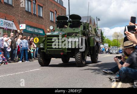 7th maggio 2023. Fleet, Hampshire, Inghilterra, Regno Unito. Il lungo fine settimana di festa per l'incoronazione di re Carlo III e della regina Camilla ha continuato con una processione di auto classiche e supercar lungo Fleet Road. A questo seguì una Coronation Parade che coinvolse bande marcianti e organizzazioni comunitarie. E 'stato un pomeriggio di sole per l'evento popolare, che ha attirato un sacco di persone a guardare e celebrare l'occasione reale. Foto Stock