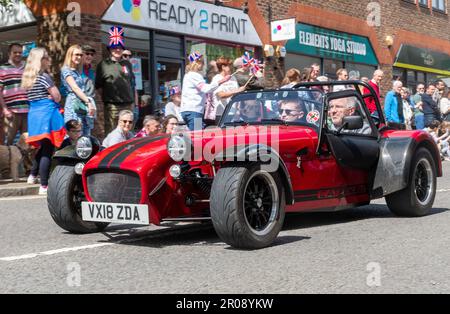 7th maggio 2023. Fleet, Hampshire, Inghilterra, Regno Unito. Il lungo fine settimana di festa per l'incoronazione di re Carlo III e della regina Camilla ha continuato con una processione di auto classiche e supercar lungo Fleet Road. A questo seguì una Coronation Parade che coinvolse bande marcianti e organizzazioni comunitarie. E 'stato un pomeriggio di sole per l'evento popolare, che ha attirato un sacco di persone a guardare e celebrare l'occasione reale. Foto Stock