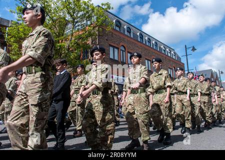 7th maggio 2023. Fleet, Hampshire, Inghilterra, Regno Unito. Il lungo fine settimana di festa per l'incoronazione di re Carlo III e della regina Camilla ha continuato con una processione di auto classiche e supercar lungo Fleet Road. A questo seguì una Coronation Parade che coinvolse bande marcianti e organizzazioni comunitarie. E 'stato un pomeriggio di sole per l'evento popolare, che ha attirato un sacco di persone a guardare e celebrare l'occasione reale. Foto Stock