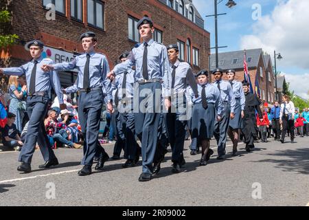 7th maggio 2023. Fleet, Hampshire, Inghilterra, Regno Unito. Il lungo fine settimana di festa per l'incoronazione di re Carlo III e della regina Camilla ha continuato con una processione di auto classiche e supercar lungo Fleet Road. A questo seguì una Coronation Parade che coinvolse bande marcianti e organizzazioni comunitarie. E 'stato un pomeriggio di sole per l'evento popolare, che ha attirato un sacco di persone a guardare e celebrare l'occasione reale. Foto Stock